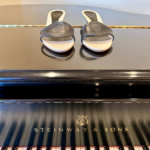 Authentic Vintage Rare Luxury Minimalist Hysteria Crest Gucci Sandals - Picture 5 of 17